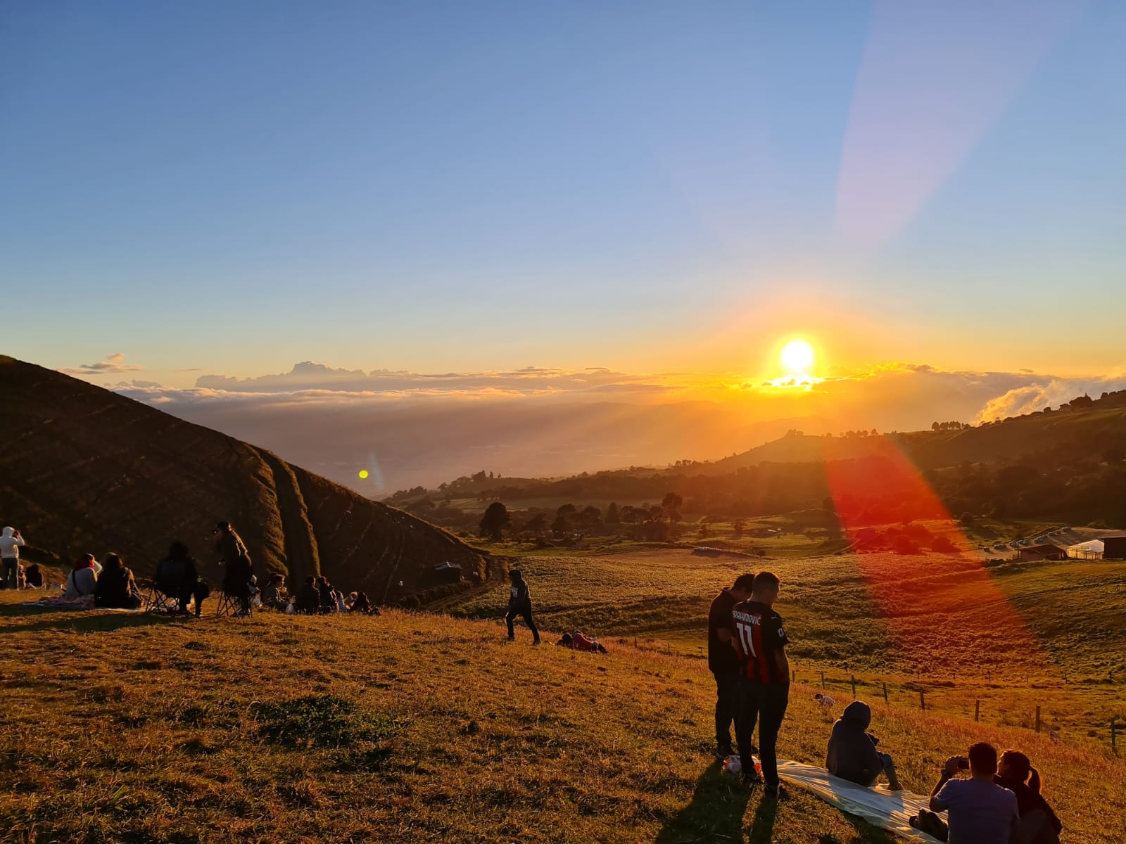 Atardecer Cráter la Olla y Sanatorio Durán - Imagen 3